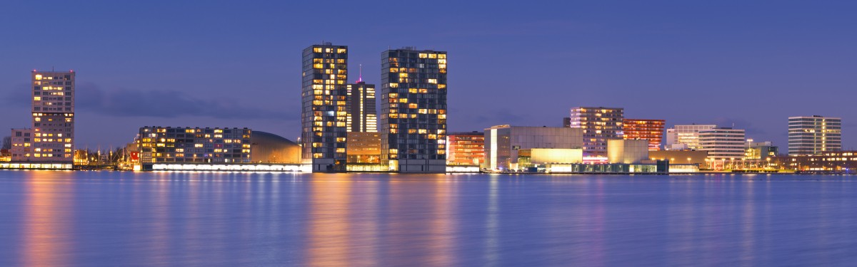 skyline Almere bij nacht