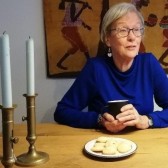 Erna koffie drinken.jpg